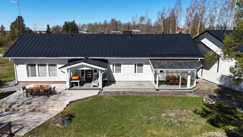 Зовнішній вигляд готелю, Villa Nurmenhelmi järven rannalla (Villa Nurmenhelmi jarven rannalla) in Лемпяаля