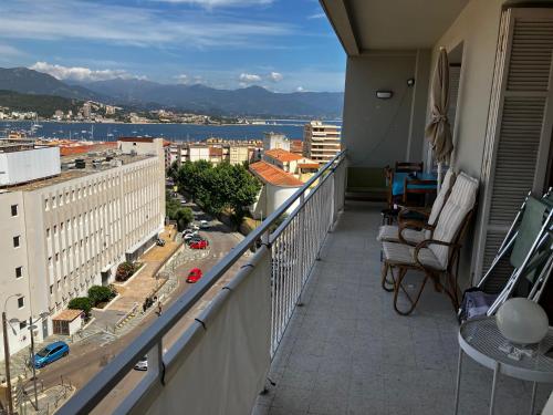 Très bel appartement avec terrasse de 87m2 avec une superbe vue panoramique sur la baie d Ajaccio