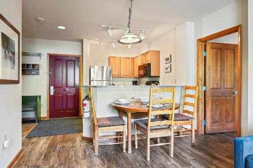 Ski In Out Luxury Condo 2207 - Hot Tub - Gym - Ski Views - Best Price - 500 dollars in FREE Activities and Equipment Rentals Daily in Winter Park, USA