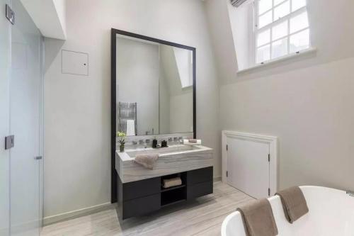 Stylish Stay in Prime Central London Near Oxford Street & Hyde Park - image 3