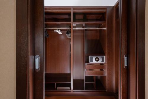 One-Bedroom Larger Suite with One King Bed