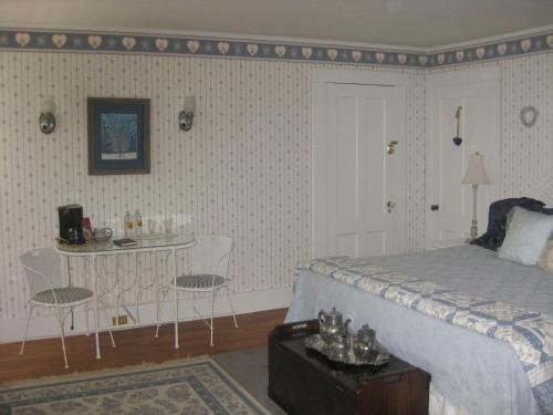 The Bridges Inn at Whitcomb House B&B thumb 3