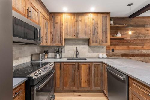 Hearthstone Lodge 2 | Stylish Cental Village Condo Close to Lifts with Sauna & Parking in Whistler, Canada