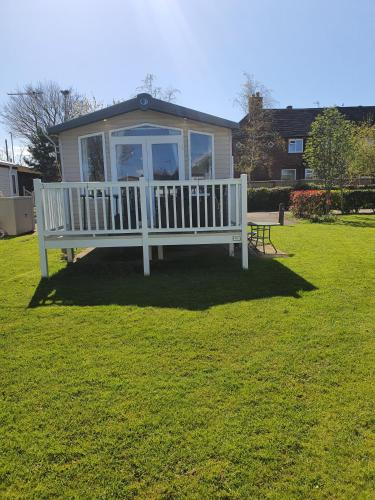 3-Bed Caravan Sleeps 8 with Enclosed Decking – khách sạn tại Jubilee