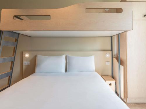 1 double bed, 1 twin bed, 1 sofa bed