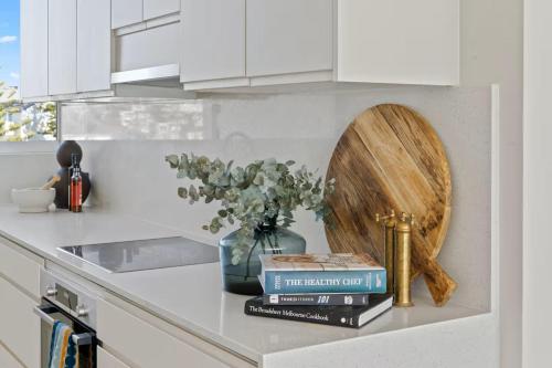 Ocean Sounds - 2-Bedroom Vaucluse Apartment with Pool & Parking in Watsons Bay