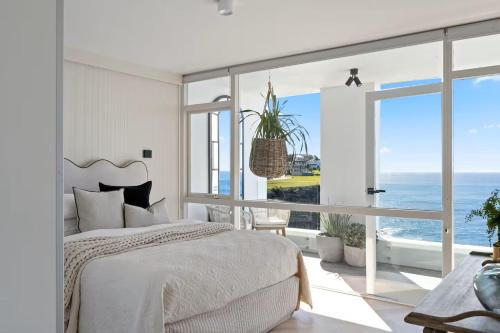 Ocean Sounds - 2-Bedroom Vaucluse Apartment with Pool & Parking in Watsons Bay