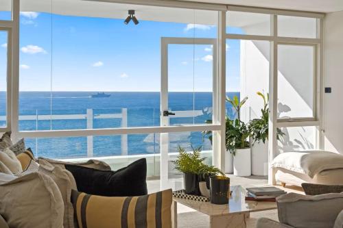 Ocean Sounds - 2-Bedroom Vaucluse Apartment with Pool & Parking in Watsons Bay