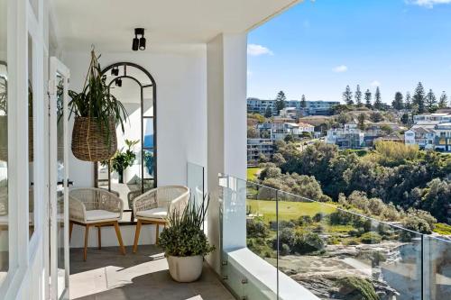 Ocean Sounds - 2-Bedroom Vaucluse Apartment with Pool & Parking in Watsons Bay