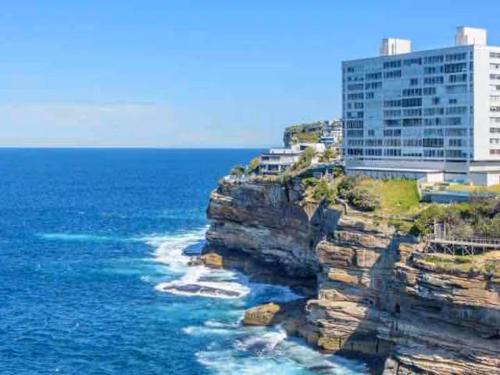 Ocean Sounds - 2-Bedroom Vaucluse Apartment with Pool & Parking in Watsons Bay