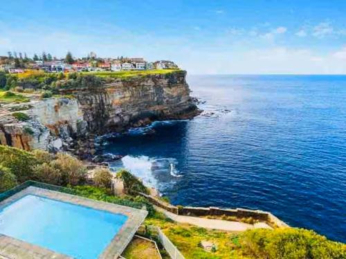 Ocean Sounds - 2-Bedroom Vaucluse Apartment with Pool & Parking in Watsons Bay
