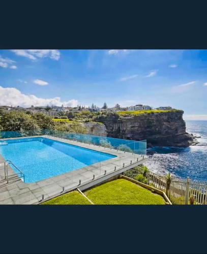 Ocean Sounds - 2-Bedroom Vaucluse Apartment with Pool & Parking in Watsons Bay