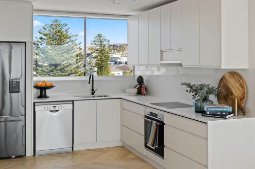 Ocean Sounds - 2-Bedroom Vaucluse Apartment with Pool & Parking in Watsons Bay