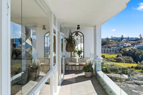 Ocean Sounds - 2-Bedroom Vaucluse Apartment with Pool & Parking in Watsons Bay