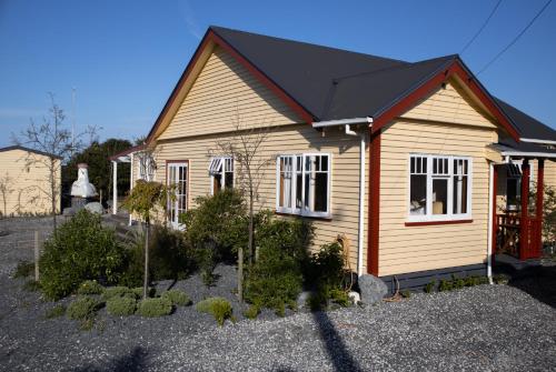 Exterior view, Kowhai Cottage, Pizza Oven, Super Central - KK32726 in Kaikoura