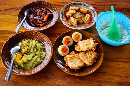 Aliments i begudes, Nur Homestay, Mini Resto & Souvenir in Popolii