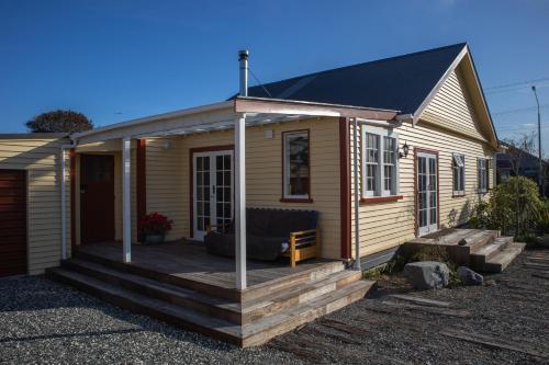 Exterior view, Kowhai Cottage, Pizza Oven, Super Central - KK32726 in Kaikoura