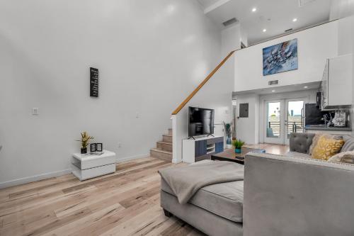 Spacious One-Bedroom Loft With Dining Area & Gated Parking, Los Angeles