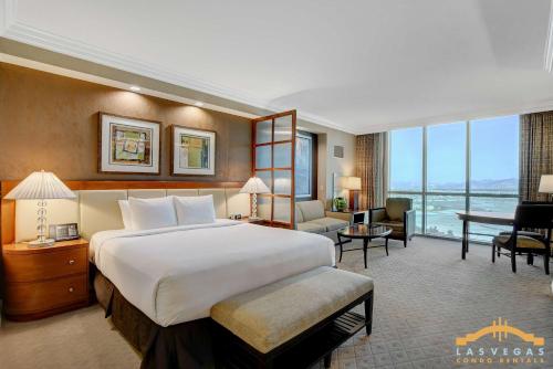Deluxe Spa 24th floor Signature Studio with Mountain View, Las Vegas