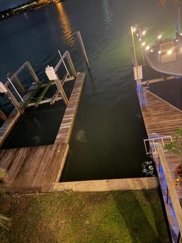 Waterfront Guesthouse on Key Allegro/Little Bay with dock in Rockport, USA