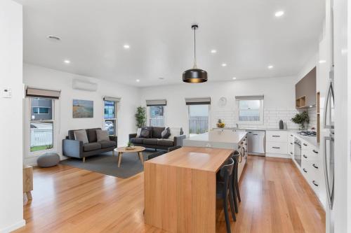 

Coastal Vibe Apartments