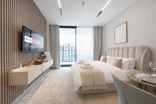 Azure Studio I Private Balcony I Pool I Sleeps 2, Дубай