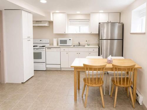 Cozy 2BR Suite in Quiet Vancouver West – khách sạn tại Arbutus Ridge