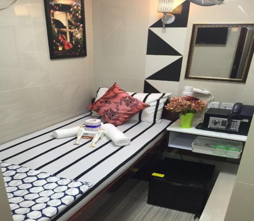 Standard Single Room image 4