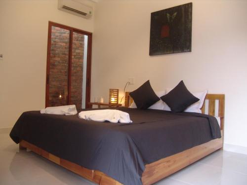 Hue River Side Villa Stop at Hue River Side Villa to discover the wonders of Hue. The property offers a high standard of service and amenities to suit the individual needs of all travelers. Service-minded staff will welco