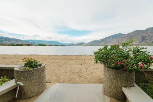 Suite 15 Green Gables Resort Lake View Retreat in Osoyoos (BC)