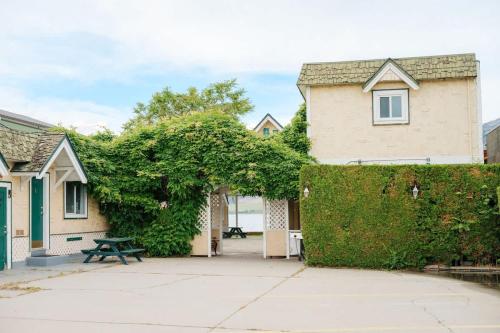 Suite 15 Green Gables Resort Lake View Retreat in Osoyoos (BC)