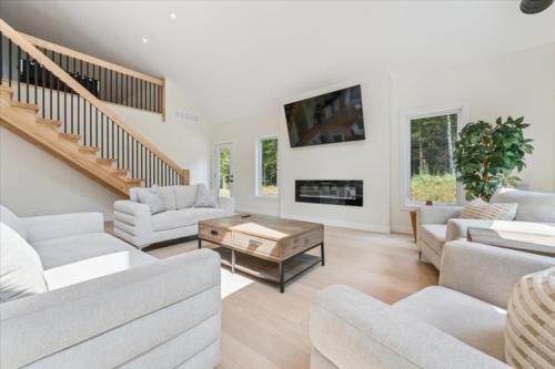 Modern Forest Paradise Bruce Peninsula in Pike Bay (ON)