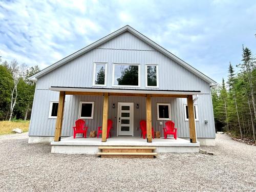 Modern Forest Paradise Bruce Peninsula in Pike Bay (ON)