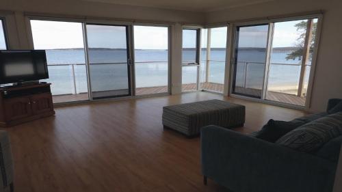 Iekārtas, Sunset Waterfront Escape At Dutton Bay - Beachfront Bliss in Mount Dutton Bay