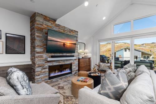 Walk to Ski Slopes Trails 3 Mountain View Homes on Empire Avenue 11 Bedrooms with Private Hot Tubs F – khách sạn tại Thanh Pho Park