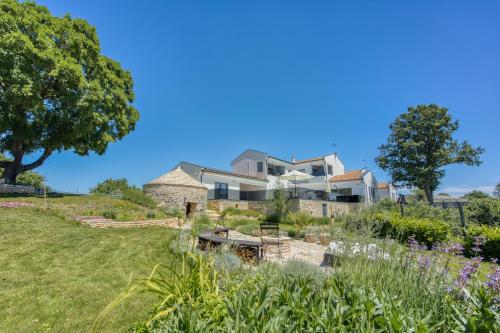 Dārzs, Villa Kažunetta (Villa Kazunetta) in Filipana