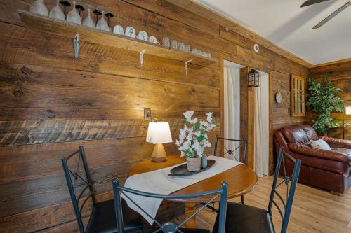 Létesítmények, Rustic Waterfront Cabin with BBQ, Fire Pit and Views in Lake Saint Peter (ON)