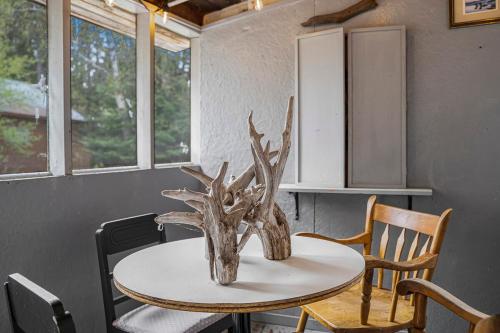 Létesítmények, Rustic Waterfront Cabin with BBQ, Fire Pit and Views in Lake Saint Peter (ON)