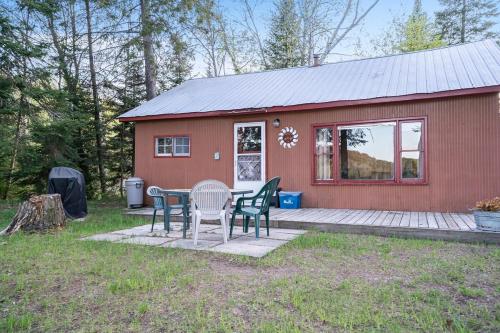 A szálláshely kívülről, Rustic Waterfront Cabin with BBQ, Fire Pit and Views in Lake Saint Peter (ON)