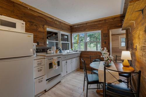 Rustic Waterfront Cabin with BBQ, Fire Pit and Views in Lake Saint Peter (ON)