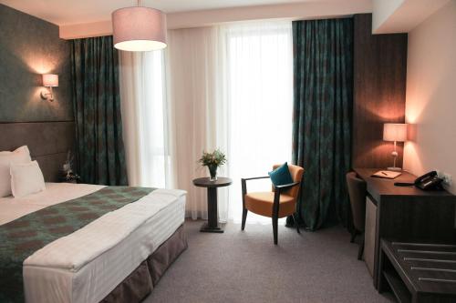 Victoria Bulevard Hotel Located in Brasov City Center, Victoria Bulevard Hotel is a perfect starting point from which to explore Brasov. Featuring a satisfying list of amenities, guests will find their stay at the property a