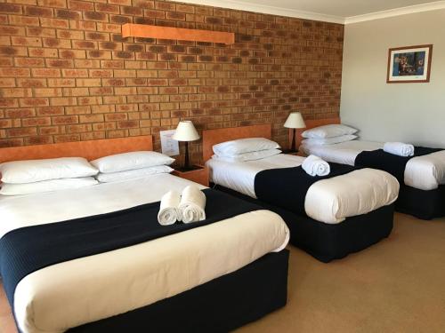 1 double bed, 2 twin beds