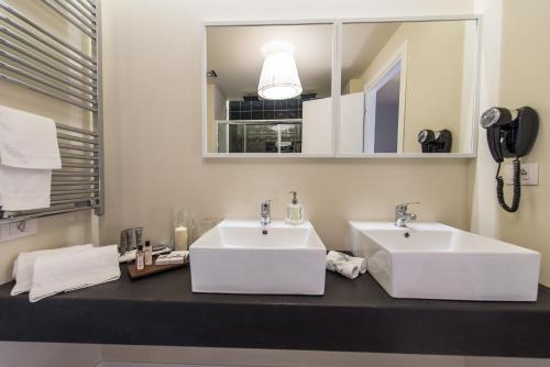 LuxurYenne Room Type - Deluxe Double Room with Balcony