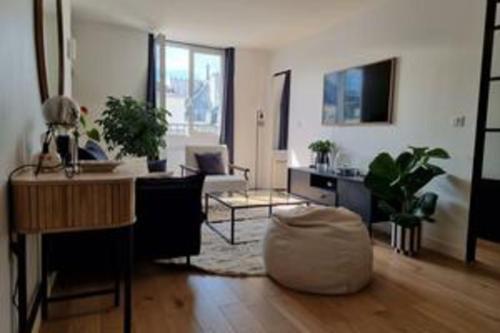 Bright and cozy love nest in Paris 2nd - image 5