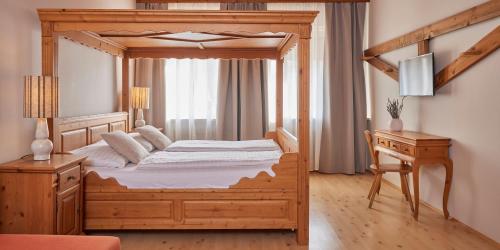 1 queen bed, 1 sofa bed