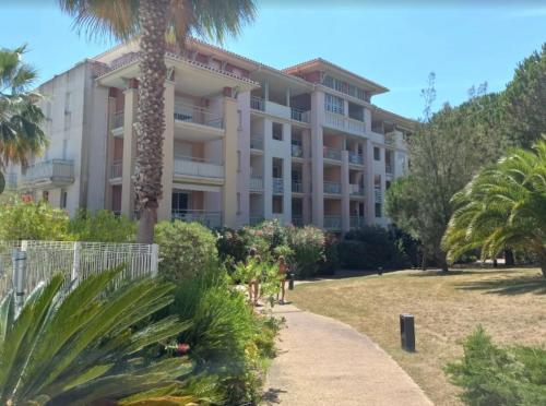 T3 climatisé avec terrasse, piscine, parking sécurisé