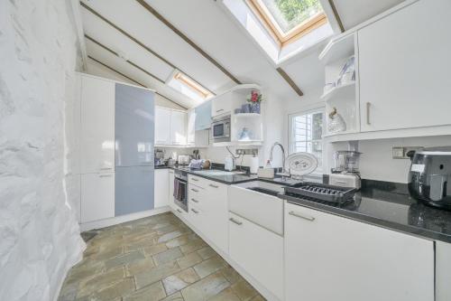Sea view cottage walk to beach dog friendly in Lanfeira