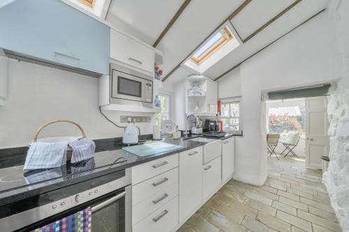 Sea view cottage walk to beach dog friendly in Lanfeira
