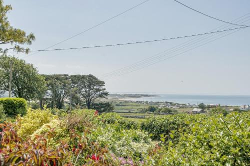Sea view cottage walk to beach dog friendly in Lanfeira