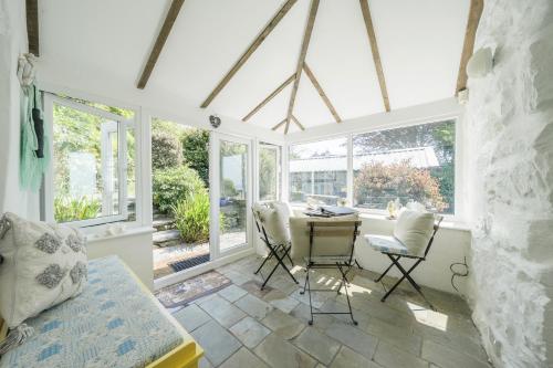 Sea view cottage walk to beach dog friendly in Lanfeira